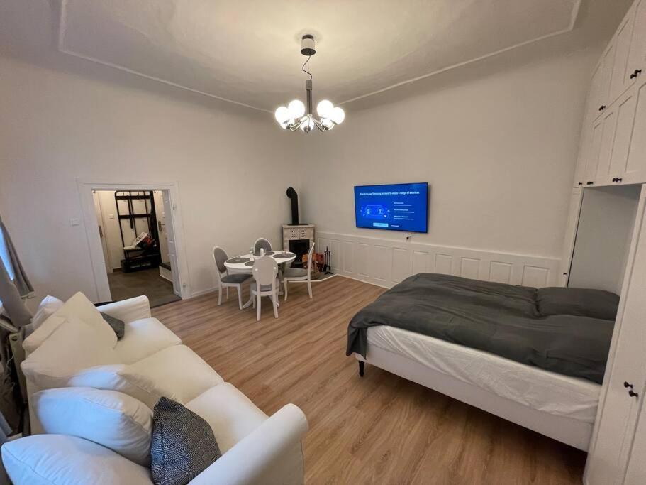 Good Old Times Apartment Братислава Екстер'єр фото